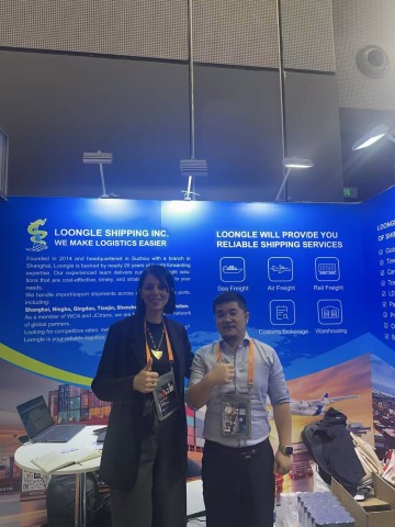 Loongle Shipping 代表在展位接待来宾